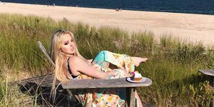 Η Τίφανι Τραμπ σε παραλία με φλοράλ φόρεμα