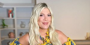 Η Τόρι Σπέλινγκ με φλοράλ φόρεμα