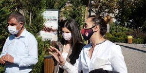 Τουρκάλες συζητούν στον δρόμο φορώντας μάσκες