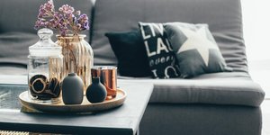 Τραπέζι σαλονιού με βάζα σε δίσκο