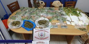 τραπεζι με σακουλια ναρκωτικα