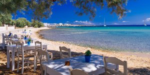 τραπεζια στην ακροθαλασσια