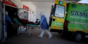 Τραυματιοφορείς βγάζουν ασθενή από το ασθενοφόρο στην Αργεντινή