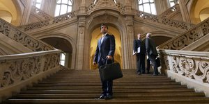 τρεις αντρες σε σκαλιστες σκαλες 