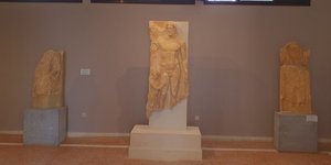 τρεις αρχαιες στηλες