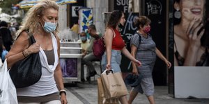 τρεις γυναικες περπατούν