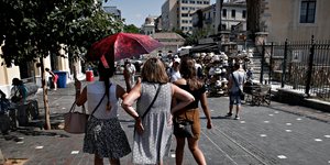 τρεις κατω απο ομπρελα