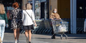τρεις πλατη ηλικιωμενη καροτσι