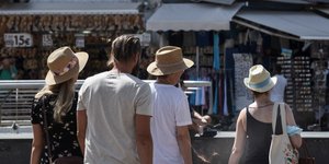 τρεις πλατη με ψαθινα καπελα