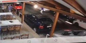 Βίντεο-σοκ: Μηχανή παρέσυρε σερβιτόρο -Σε σοβαρή κατάσταση ο άτυχος νεαρός