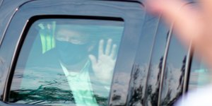 Ο Τραμπ χαιρετάει κόσμο μέσα από SUV