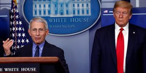 Ο Ντόναλντ Τραμπ λοξοκοιτά τον Αντονι Φάουτσι