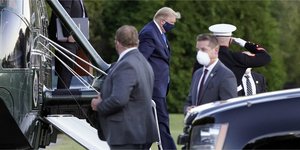 Ο Τραμπ αποβιβάζεται από το ελικόπτερο που τον μετέφερε στο νοσκομείο 