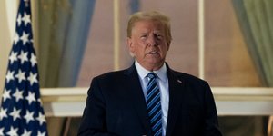 Ο Ντόναλντ Τραμπ κρατάει μάσκα στο χέρι