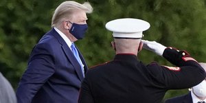 τραμπ με μασκα 