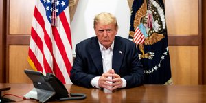 Ο Ντόναλντ Τραμπ μέσα από το στρατιωτικό νοσοκομείο συνομιλεί με τον Μάικ Πενς 