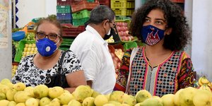 κόσμος με μάσκες σε λαϊκή αγορά της Τυνησίας