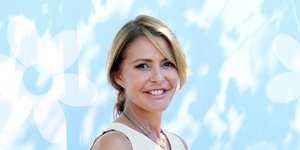 Η Τζένη Μπαλατσινού χαμογελά