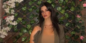 Η Τζένη Καζάκου με μακριά μαλλιά 