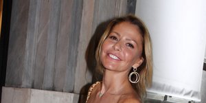 Η Τζένη Μπαλατσινού χαμογελά με πράσινο φόρεμα