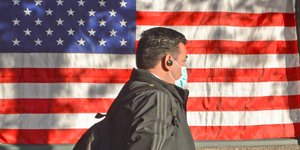 Ανδρας με μάσκα στις ΗΠΑ