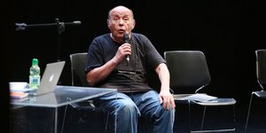 Βασίλης Παπαβασιλείου κραταει μικροφωνο 