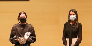 η βασίλισσα Λετίθια με πλισέ φούστα Massimo Dutti