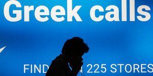 Τουρισμός: Ενας τουρίστας περπατά, μιλώντας στο τηλέφωνο, στο αεροδρόμιο «Ελ. Βενιζέλος»