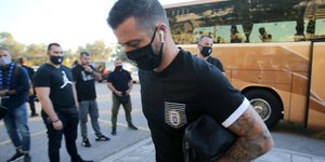 Ο Αντρέ Βιεϊρίνια περπατά με μάσκα και τσαντάκι στο χέρι