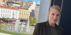 Η Βίκυ Καγιά με σακάκι
