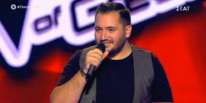 The Voice: Ο 28χρονος ψάλτης από την Λέσβο που έκανε και τους τέσσερις coaches να γυρίσουν τις καρέκλες τους!