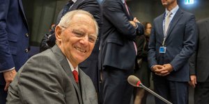 Ο Βόλφανγκ Σόιμπλε χαμογελάει