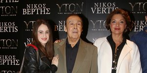Η Άντζελα Γκερέκου με τον Τόλη Βοσκόπουλο και την κόρη τους