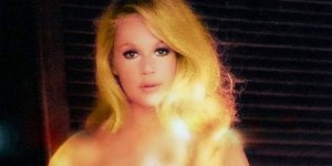 Η Αλίκη Βουγιουκλάκη με ροζ φόρεμα