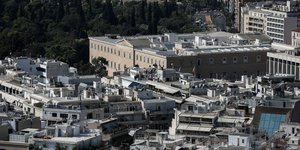 Η Βουλή και κτίρια στην Αθήνα από ψηλά