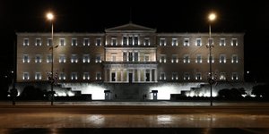 Η Βουλή των Ελλήνων νύχτα φωτισμένη, την περίοδο της καραντίνας