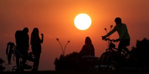 Ποδηλάτες χαζεύουν το ηλιοβασίλεμα στην Βραζιλία