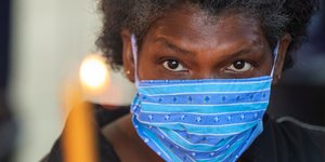 Βραζιλιάνα με μάσκα