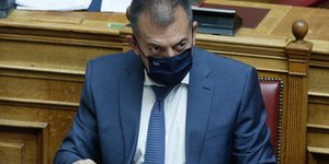 Γιάννης Βρούτσης κοιταζειο πανω απο μασκα