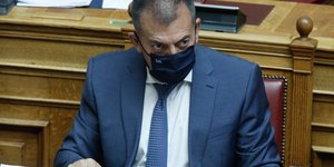 Βρουτσης με μασκα στη Βουλή