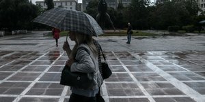 Πεζοί με ομπρέλες