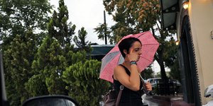 Γυναίκα περπατά στην βροχή