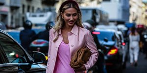 γυναίκα με στέκα στην εβδομάδα μόδας