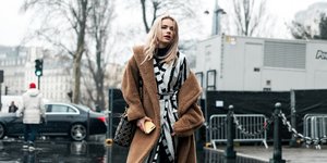 γυναίκα με φόρεμα και παλτό στην εβδομάδα μόδας