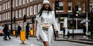 γυναίκα με φόρεμα στην εβδομάδα μόδας