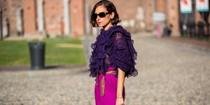 γυναίκα με μωβ παντελόνι στην εβδομάδα μόδας