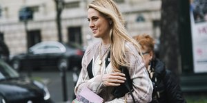 γυναίκα με πουλόβερ στην εβδομάδα μόδας