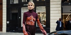 γυναίκα με τοπ στην εβδομάδα μόδας