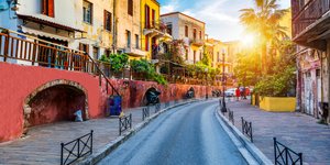 Ηλιόλουστη μέρα σε δρόμο στα Χανιά