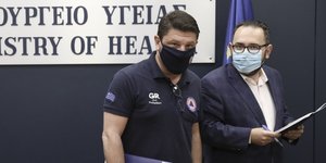 Ο Νίκος Χαρδαλιάς, όρθιος με μάσκα σε ενημέρωση για τον κορωνοϊό